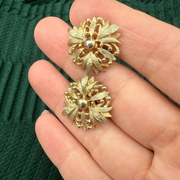 Vintage Coro Gold Plated Flower Stud Earrings - Screw Backs - Picture 6 of 8